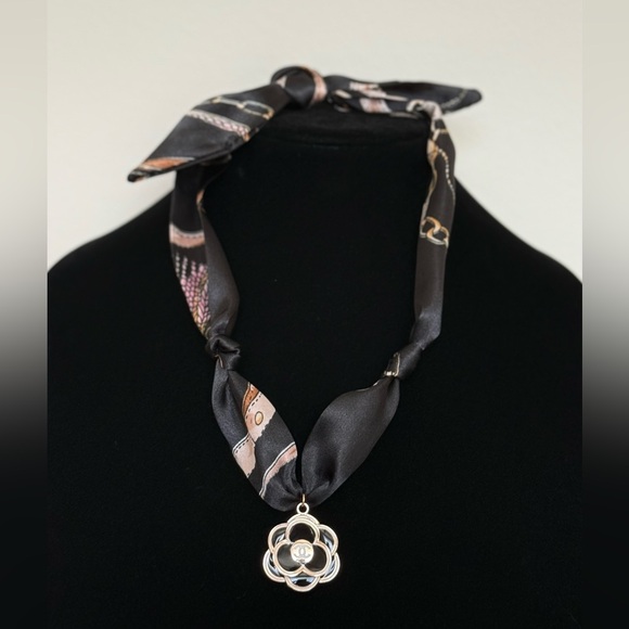 Elegant Black and gold stamped Pendant scarf Necklace - Picture 1 of 3
